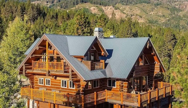 ONE OF A KIND, PICTURESQUE, CEDAR LOG CABIN FOR THE WHOLE FAMILY nn