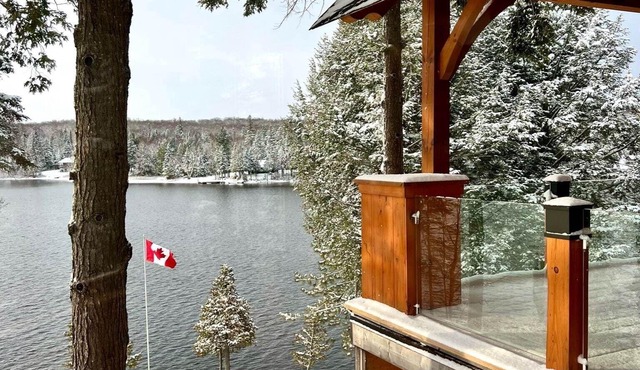 One of a Kind Timber Framed Waterfront Escape w/Hot Tub!
