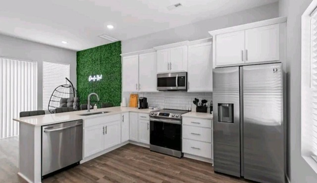 One Of A Kind townhouse with mountainline views of the city