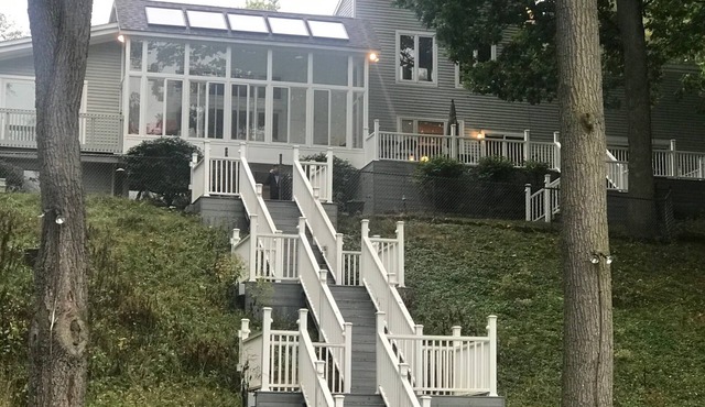 One of a Kind Waterfront Luxury only 8 mins to Notre Dame