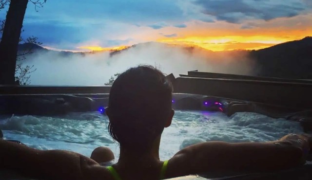 One of Asheville’s Best-Reviewed Cabins Views, Hot Tub, Privacy