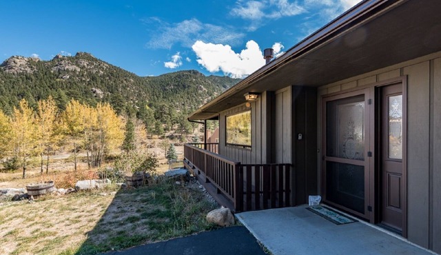 One of VRBO's Top Rated Estes Park Vacation Homes! 4 bed, 3 bath with Hot Tub