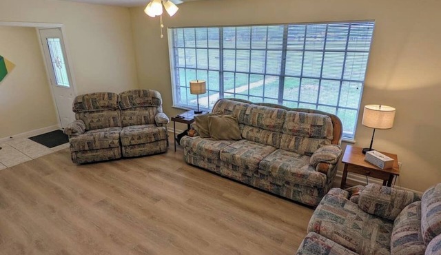 One Old Oak Charming Farmhouse, 7-min to Downtown