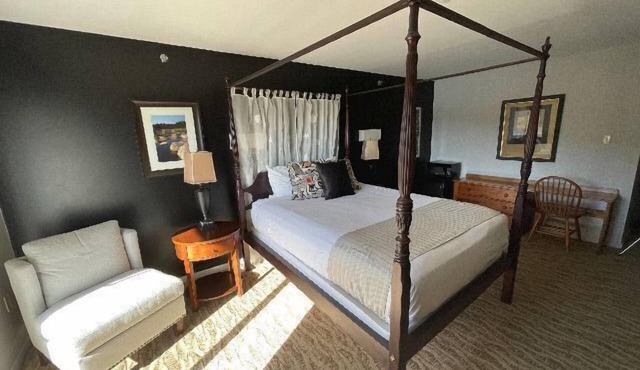 One Queen Bedded Main Lodge Hotel Room at Liscomb