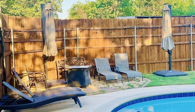 One room guest house with private pool & hot tub, 20 min from Dallas