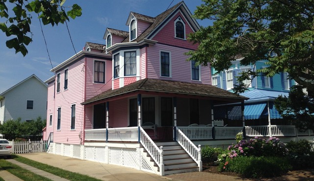 One Short Block to Beach - Spacious Victorian - 1st Floor Bed and Bath