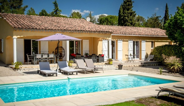 One-storey villa with air conditioning and pool