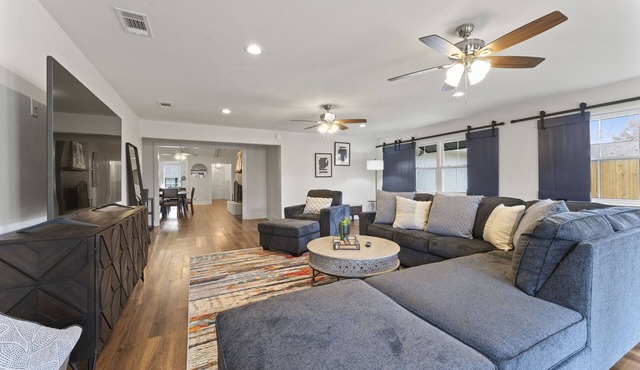 One Story Home Away From Home 3BR/2Baths With Family Ready Full Kitchen