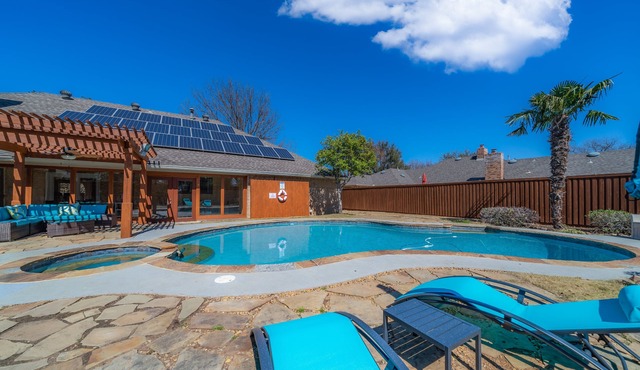 One Story House, King Beds, TV in all bedrooms, Desks, Grill and Pool.