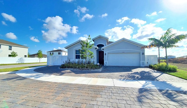 One Story Luxury Villa with Hot Tub