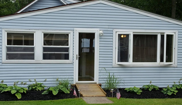 Oneida Lake Bright and airy South Shore Lakeside Cottage