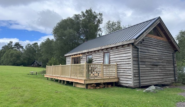 Onida Cabin - Log cabin with hot tub in stunning location close to loch shore