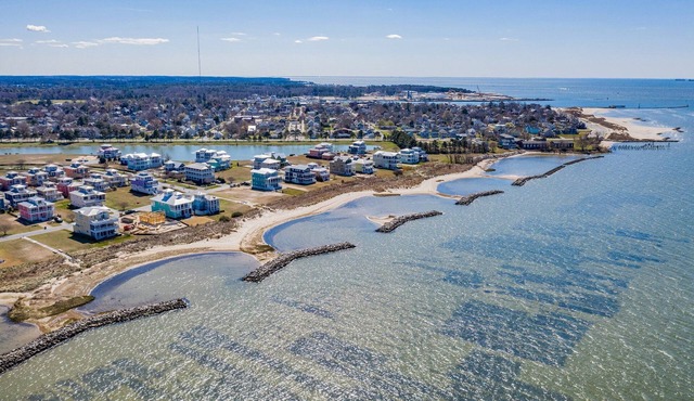 Only 1 Block to the Beach - Community Pool - Featured on HGTV!