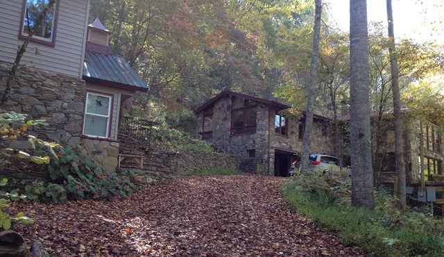 Only 145, Eco-Friendly Cabin in country Bryson-Nantahala, CREEK, FIRE PIT, WIFI