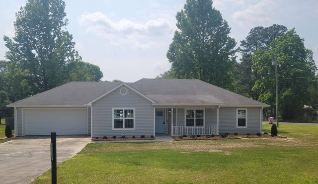 Only 2 blocks from the North entrance of Sand Mountain Park and Amphitheater!