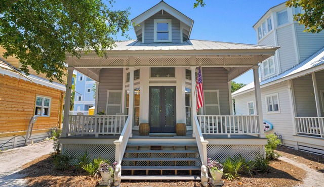 Only 2 Min Walk to Seaside Private Beaches! Renovated home + 2 Adult Bikes!