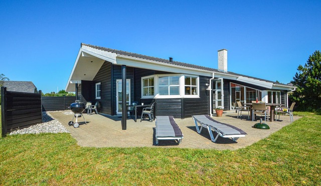 Only 200 m from the Wadden Sea lies this luxury house with a beautiful view of the Wadden Sea.