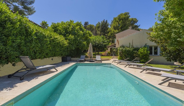 Only 250m from the sea, villa with air-conditioning and private, heated pool