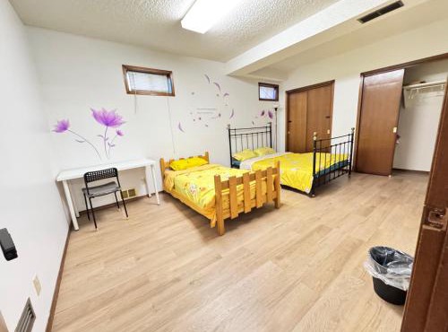 Only 7 km from YYC Sandstone Homestay