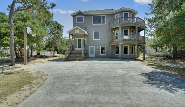 Only 800 feet to the beautiful beaches! Private 16x32 pool. Hot Tub. Pets ok. Pool Table