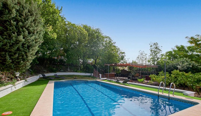 Only about 10 minutes from Córdoba, this vacation home with private pool awaits you.