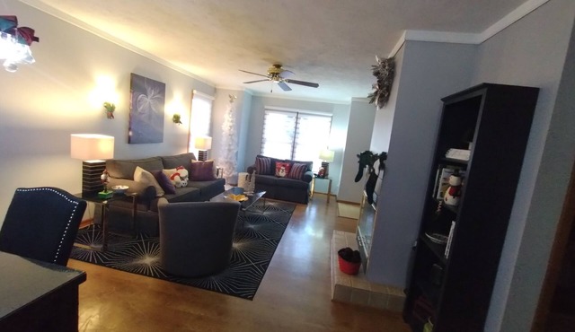 ONLY DELUXE HOME ON THE HILL, HEATED POOL, WALK TO TOWN, FIREPLACE, PETS OK