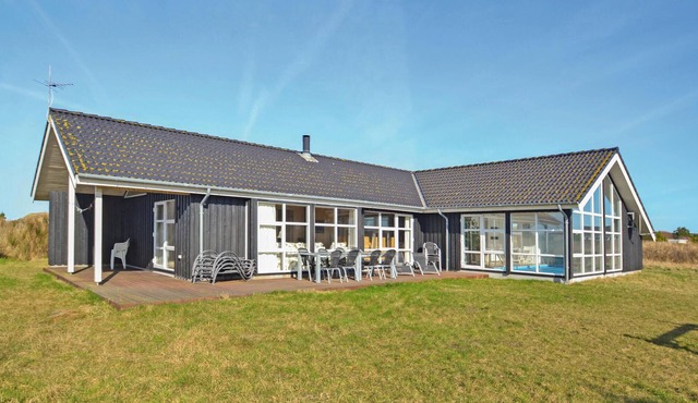 Only five minutes walk from the beach, on a very large natural plot, lies this vacation home, which