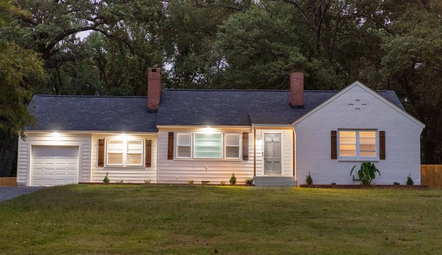 ONLY MINUTES FROM GRACELAND! Beautiful 3BD home in lovely, family neighborhood!