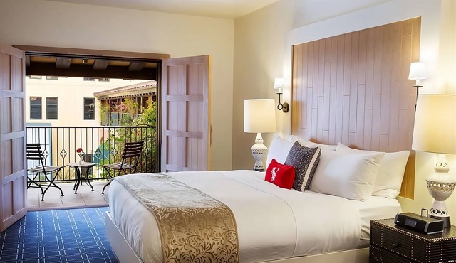 Only Minutes to Thomas Barrett Park! Family-friendly Unit! w/Parking & Pool!