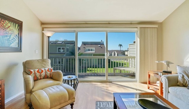 Only Steps to the Beach! Immaculate Townhouse in Sea Bluff