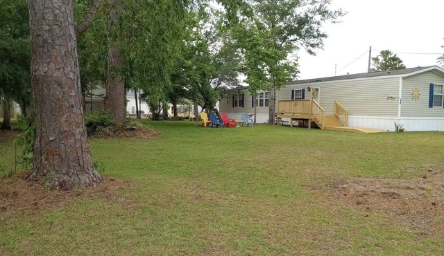 Only10 minute walk to the Inland side of Sound, 3 mile Emerald Isle Beach,Pets