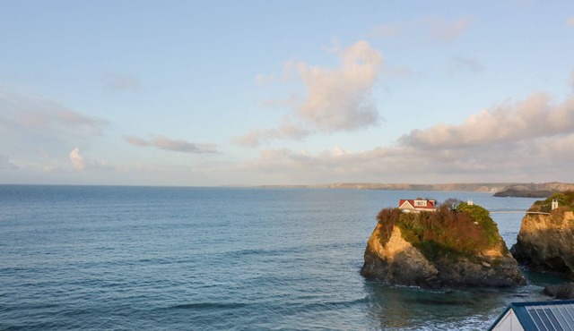 ONSHORE 6 - NEWQUAY TOWAN BEACH VIEW, pet friendly in Newquay