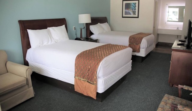 Onsite Pool, Central Location Near Cuero Regional Hospital l 4 Rooms w/Parking