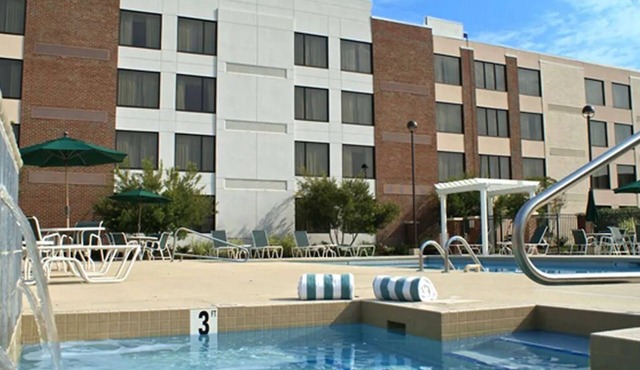 Onsite Pool, FREE Parking! Minutes to Rocky Mount City Lake, Southern Comfort!