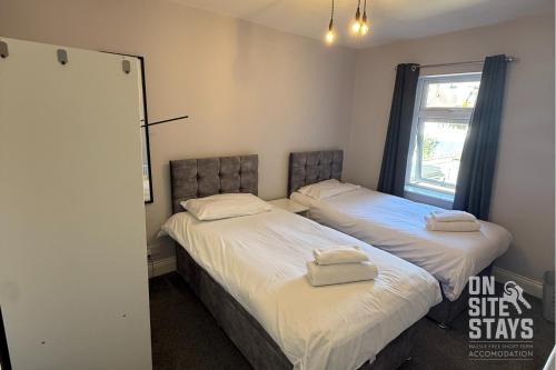 OnSiteStays - 4 bedroom house with 2 bathrooms