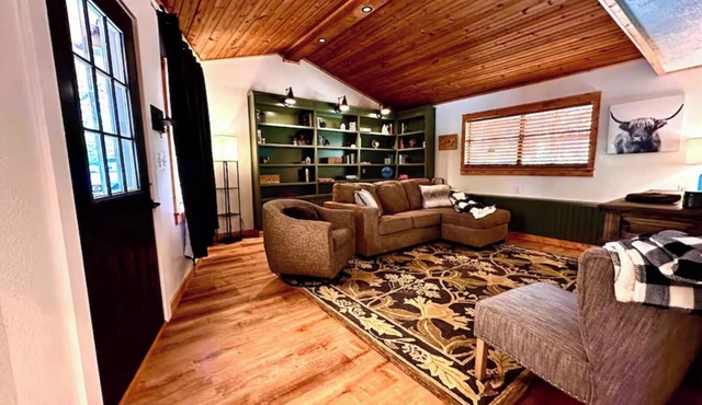 Onyx Grove Cabin 2 bedrooms & HOT TUB!