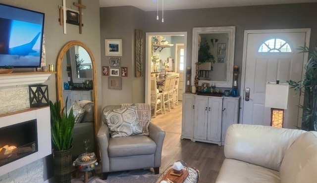Onyx Oasis, w/Pool, firepit. Close to Washburn U,nexterior security cameras.