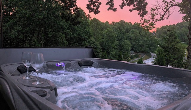 ONYX OWL CABIN: Private Hot Tub⁘Fire Pit⁘Heated Patio⁘Vineyard⁘Hiking⁘Golf