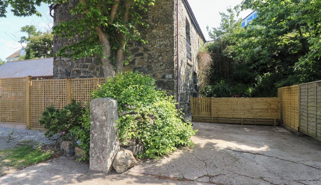 OOFOO’S BARN, pet friendly, character holiday cottage in Mullion