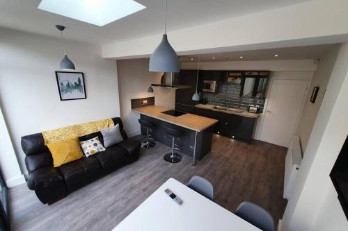 Oole 2 bed & en-suites house with parking near beach