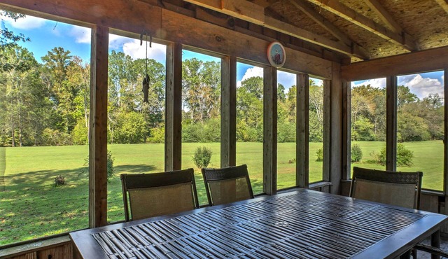 Ooltewah Cabin w/Grill, Pool Table & Porch!