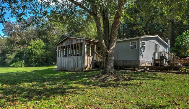 Ooltewah Cabin w/Grill, Pool Table & Porch!