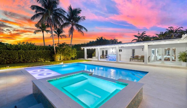 Opal Oasis - Pool, Spa, Luxury in Great Location!