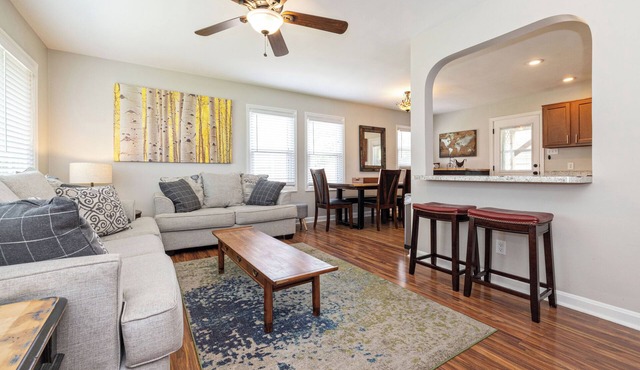OPEN 4BR/2BA Sleeps 8 Near Hwy Covered Deck Close to Downtown & Expo Ctr