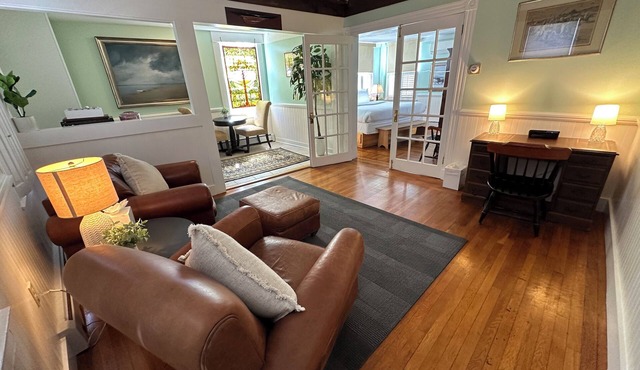 Open and airy, dog friendly 1 Bed/1 Bath/Suite on Historic Spring St.