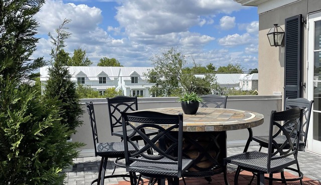 Open And Airy Penthouse Apartment 4 Blocks From Upper King Street !n