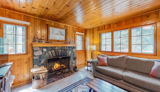 Open and Attractive House Close to the Lake w/Free WiFi & Wood-Burning Fireplace