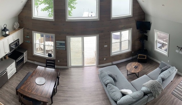 Open and relaxing lake house, with hot tub and and firetable.