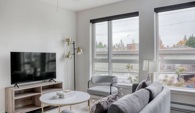 Open Ballard Studio w/Lounge & W/D, nr Dining & Bars, by Blueground