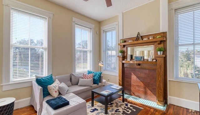 Open & Bright - 5 min drive to TIAA Bank field